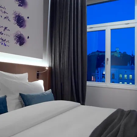 Cubo Hotel